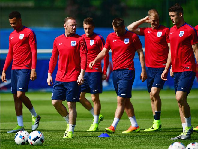 英格兰客场不敌捷克，小组领先优势缩小的简单介绍