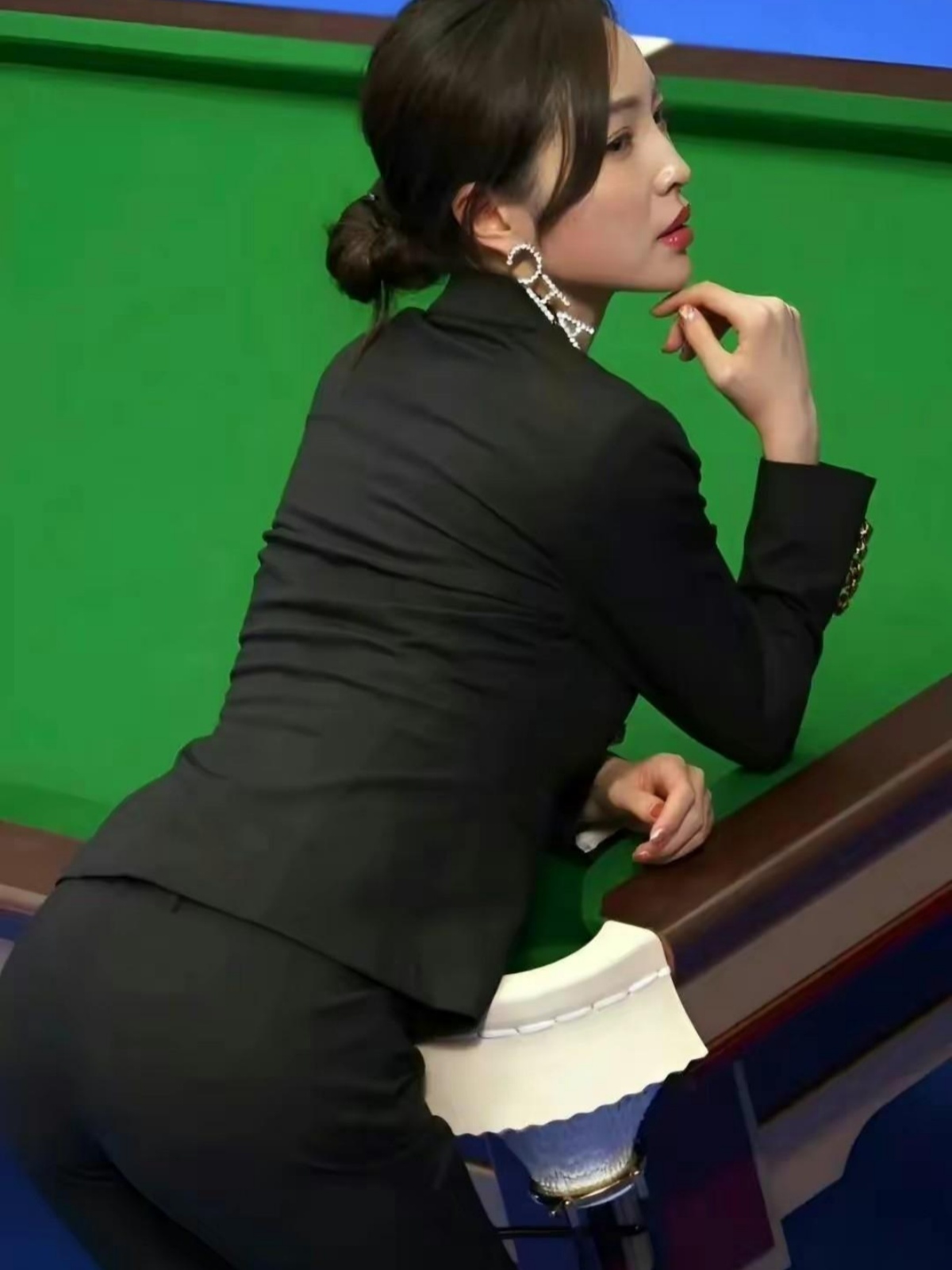 女裁判员在比赛中展现过人执法技能 女裁判员在比赛中展现过人执法技能