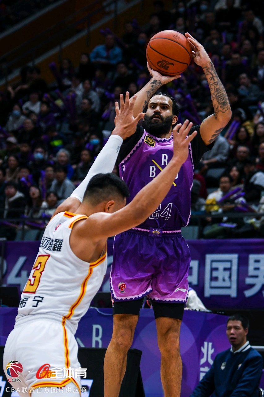 开云下载-沃尔夫斯堡队员加奇通纳伤愈复出，球队士气大振的简单介绍