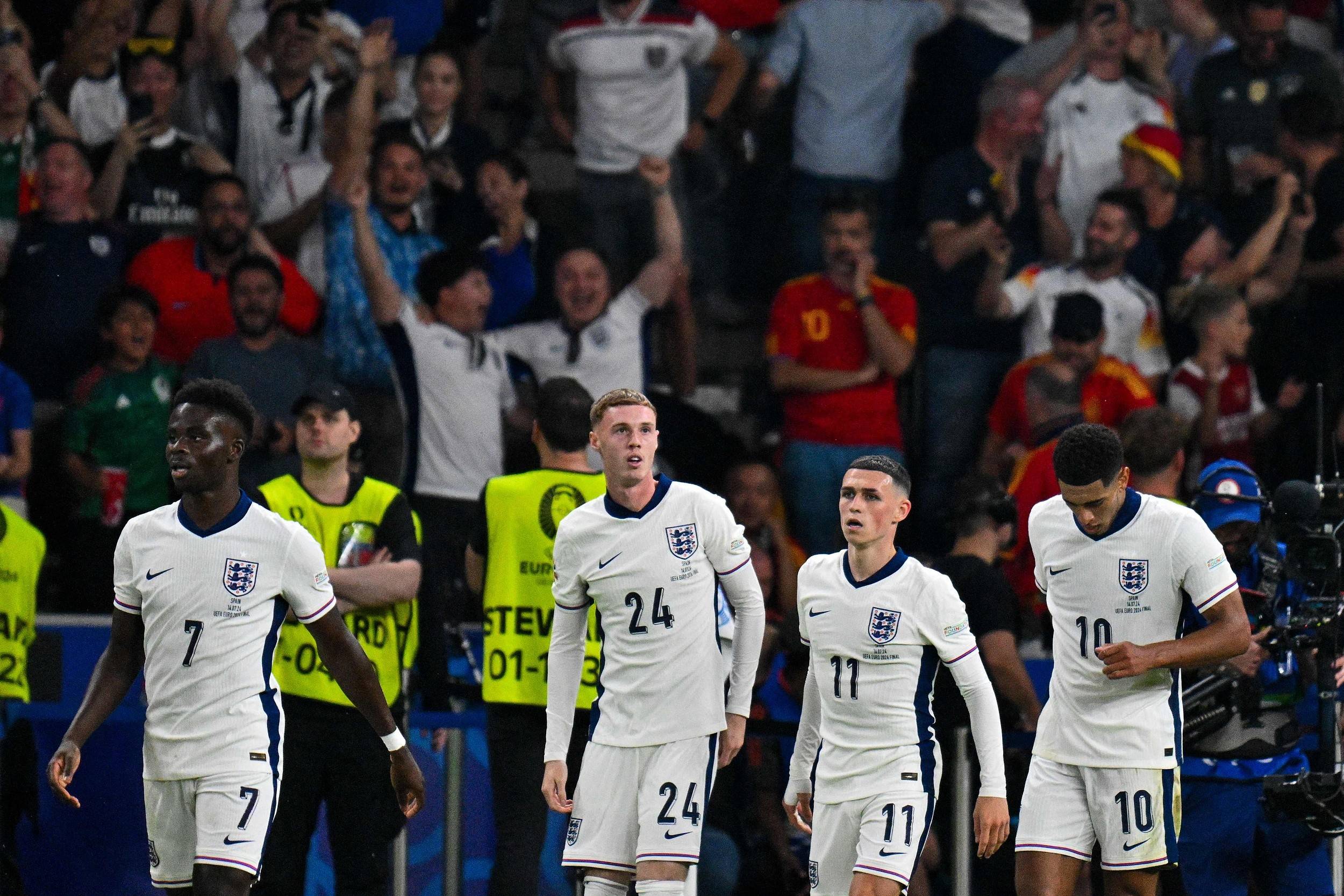 包含精彩比赛引发球迷热议，赛后回味无穷的词条