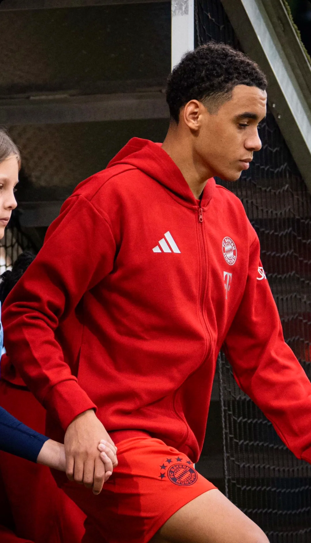 关于比赛精彩纷呈，球迷欢呼雀跃的信息