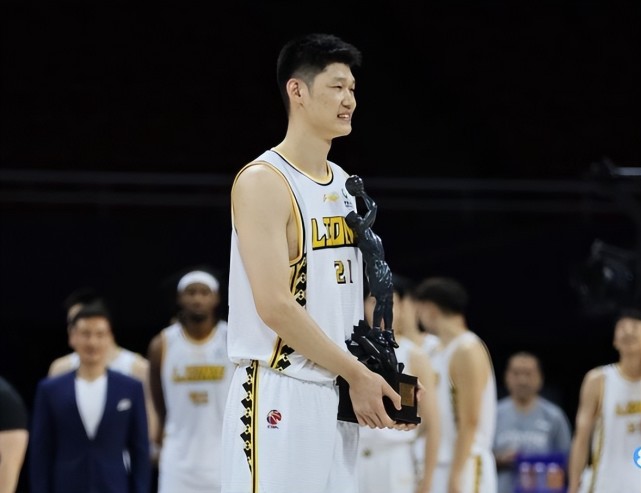 球队领袖为队友加油鼓劲，共同努力赢得比赛