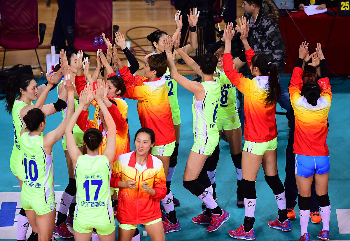 赛场上，女队展现出极强的团队精神