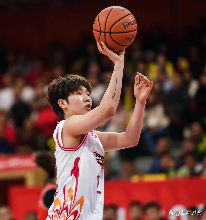 夏洛瓦球员表现出色，赢得球迷喝彩