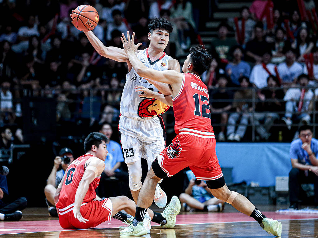 夏洛瓦球员表现出色，赢得球迷喝彩