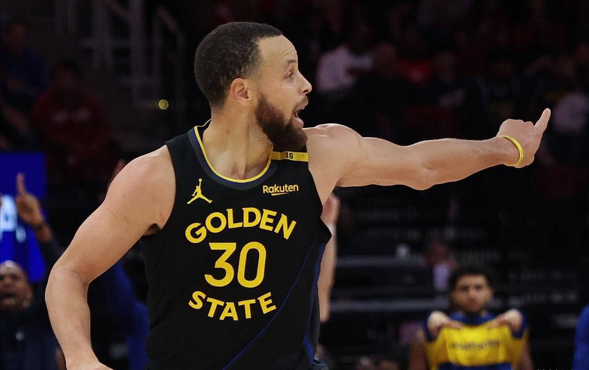 篮球明星库里多次三分带领勇士反扑 篮球明星库里多次三分带领勇士反扑