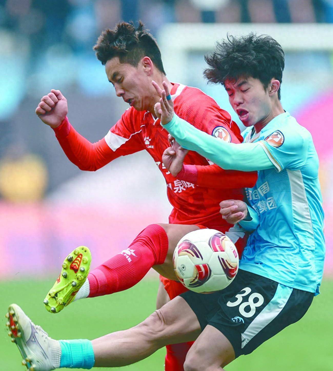 彩虹队氛围热烈，球迷助威声震天的简单介绍