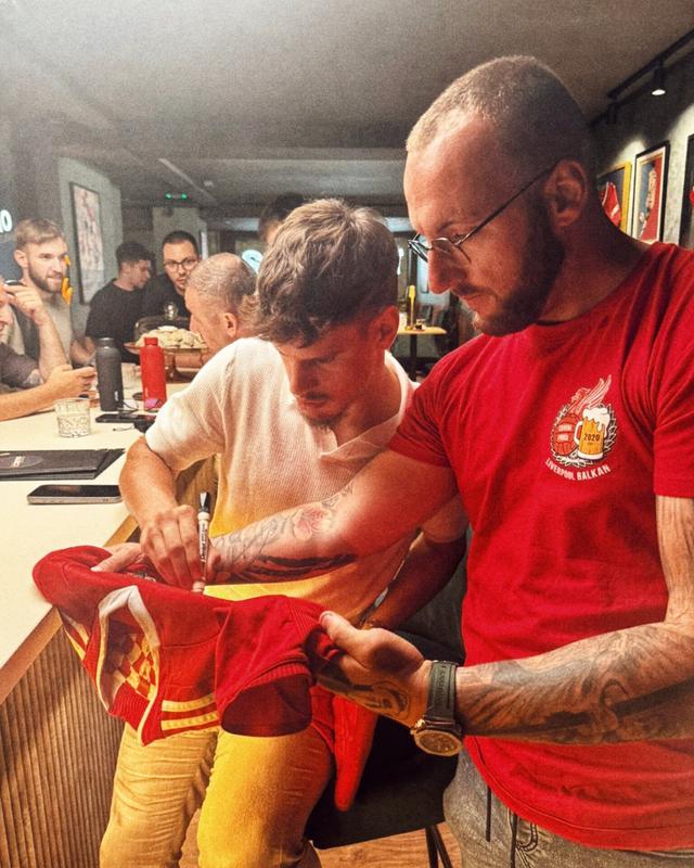 利物浦红军队员联手取胜,问鼎胜利之巅 利物浦红军队员联手取胜,问鼎胜利之巅