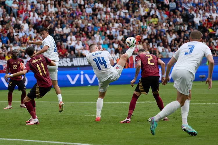 荷兰对阵斯洛伐克即将上演激烈对决 荷兰对阵斯洛伐克即将上演激烈对决