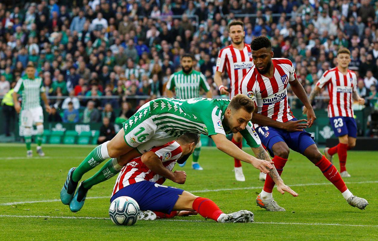 巴伦西亚后卫抢断犀利,为球队保持领先 巴伦西亚后卫抢断犀利,为球队保持领先