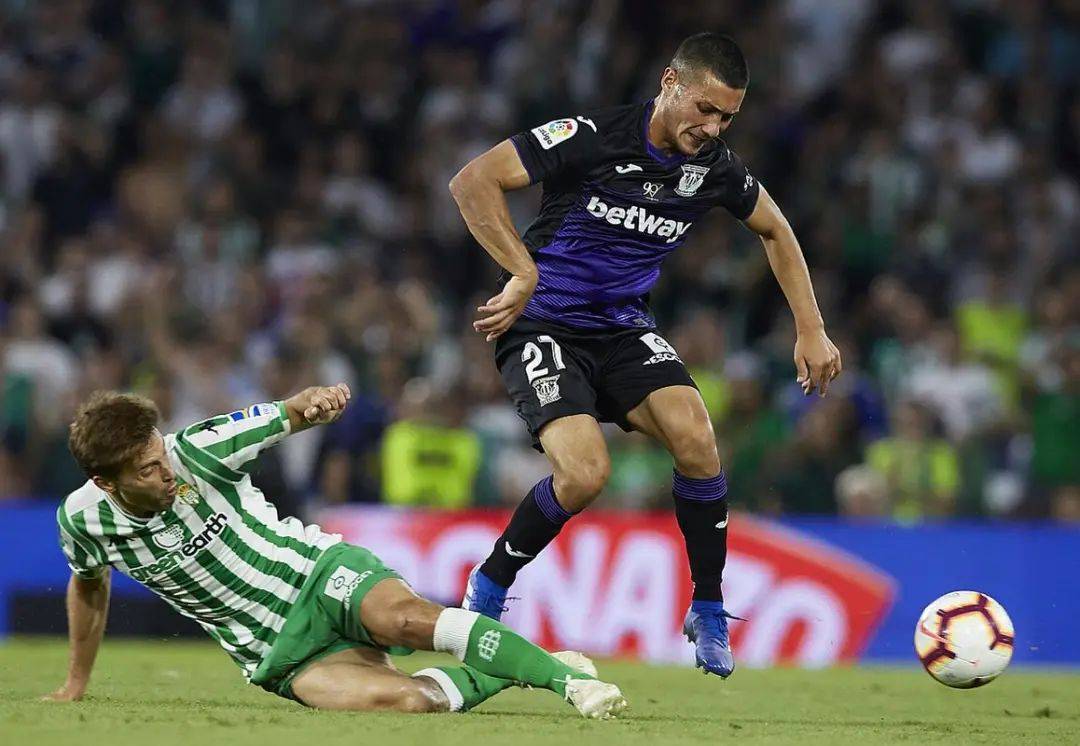 巴伦西亚后卫抢断犀利,为球队保持领先 巴伦西亚后卫抢断犀利,为球队保持领先