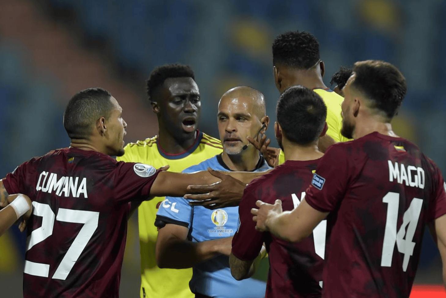 足球比赛现场球员们充满活力，战术娴熟