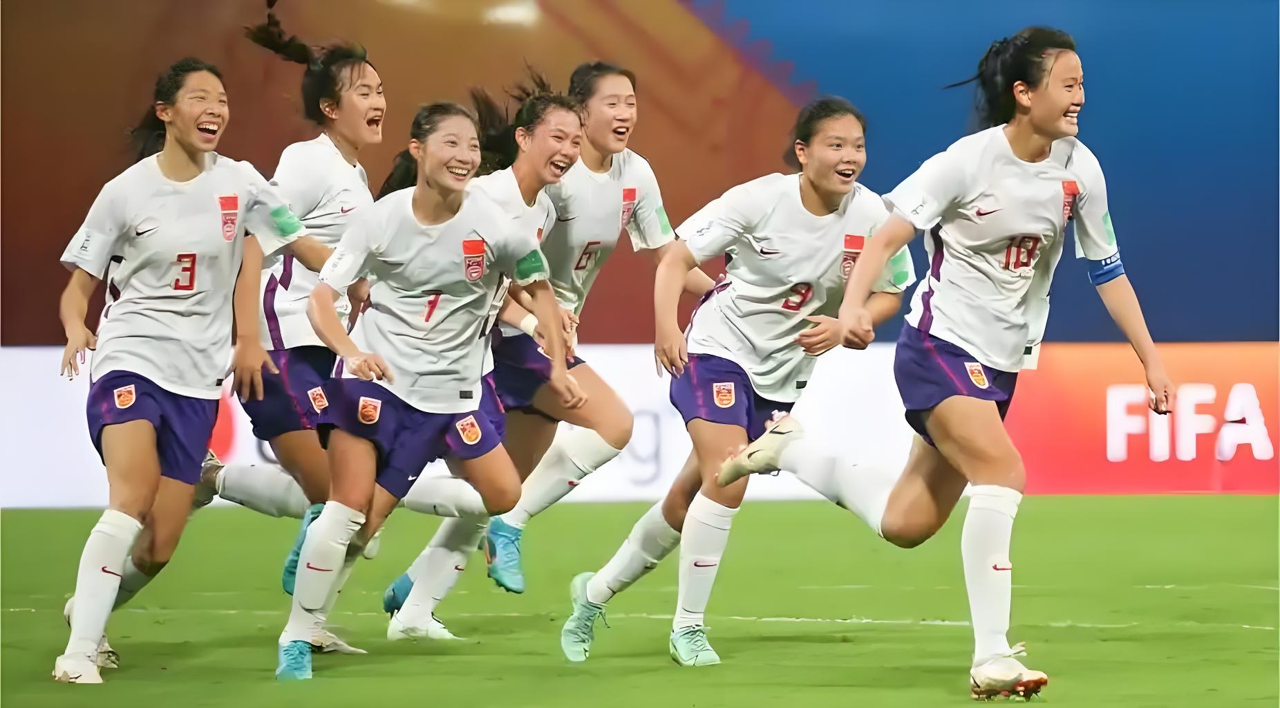 中国女足比赛激烈对决,成功晋级四强 中国女足比赛激烈对决,成功晋级四强