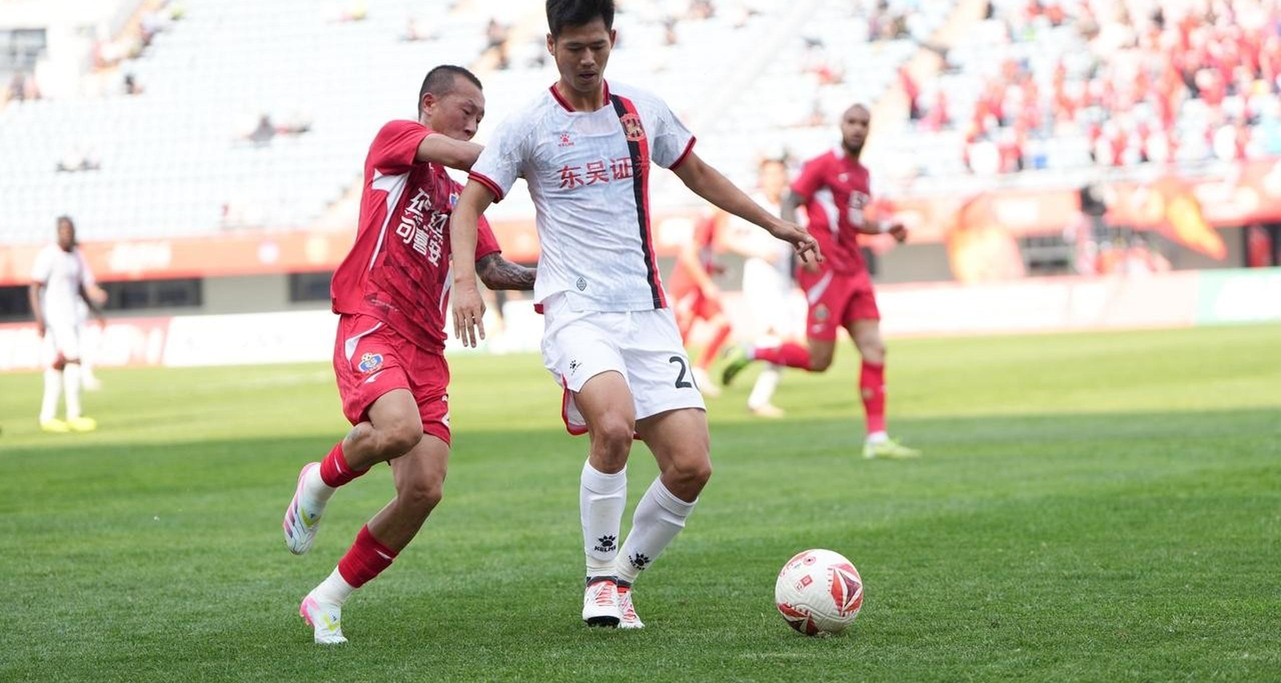 包含苏州俱乐部新引援抵达，球队士气高涨的词条