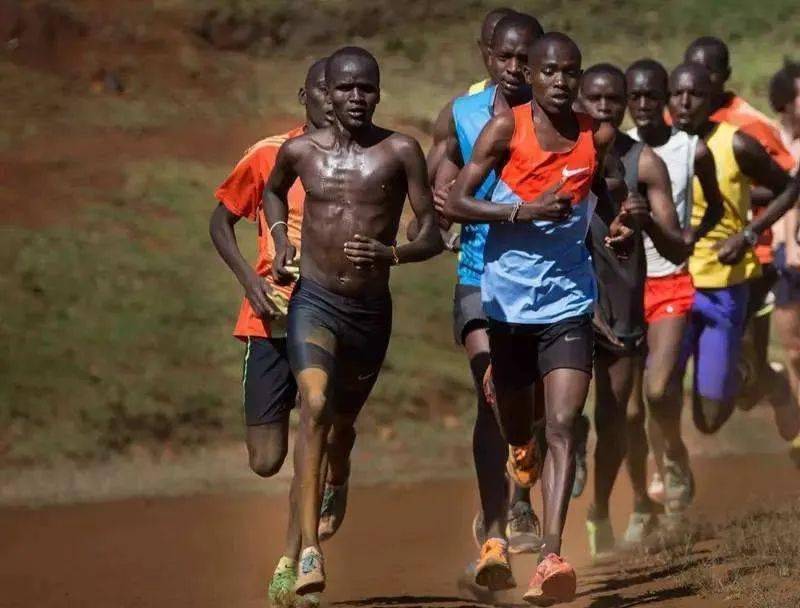 非洲篮球运动员在比赛中闪耀,赢得赞誉 非洲篮球运动员在比赛中闪耀,赢得赞誉