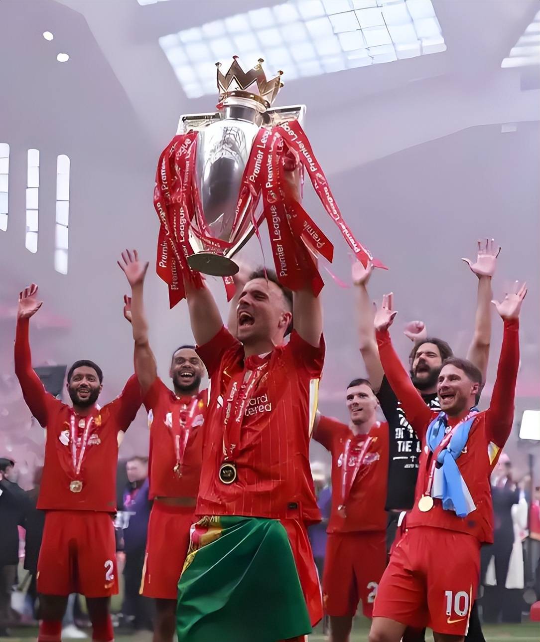 狼队门将扑出关键球，助球队在英格兰足球比赛中获胜