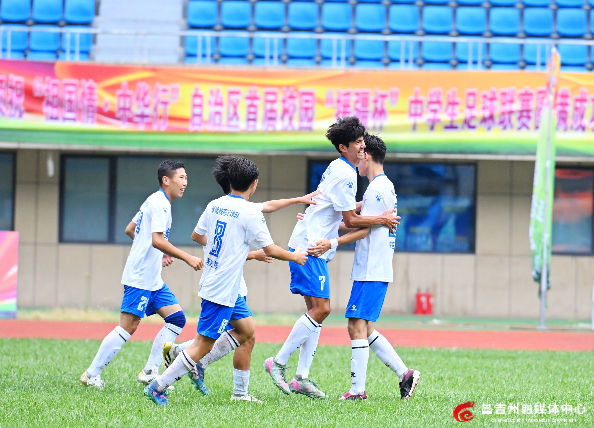 选手们在足球比赛中展现出色技术 选手们在足球比赛中展现出色技术