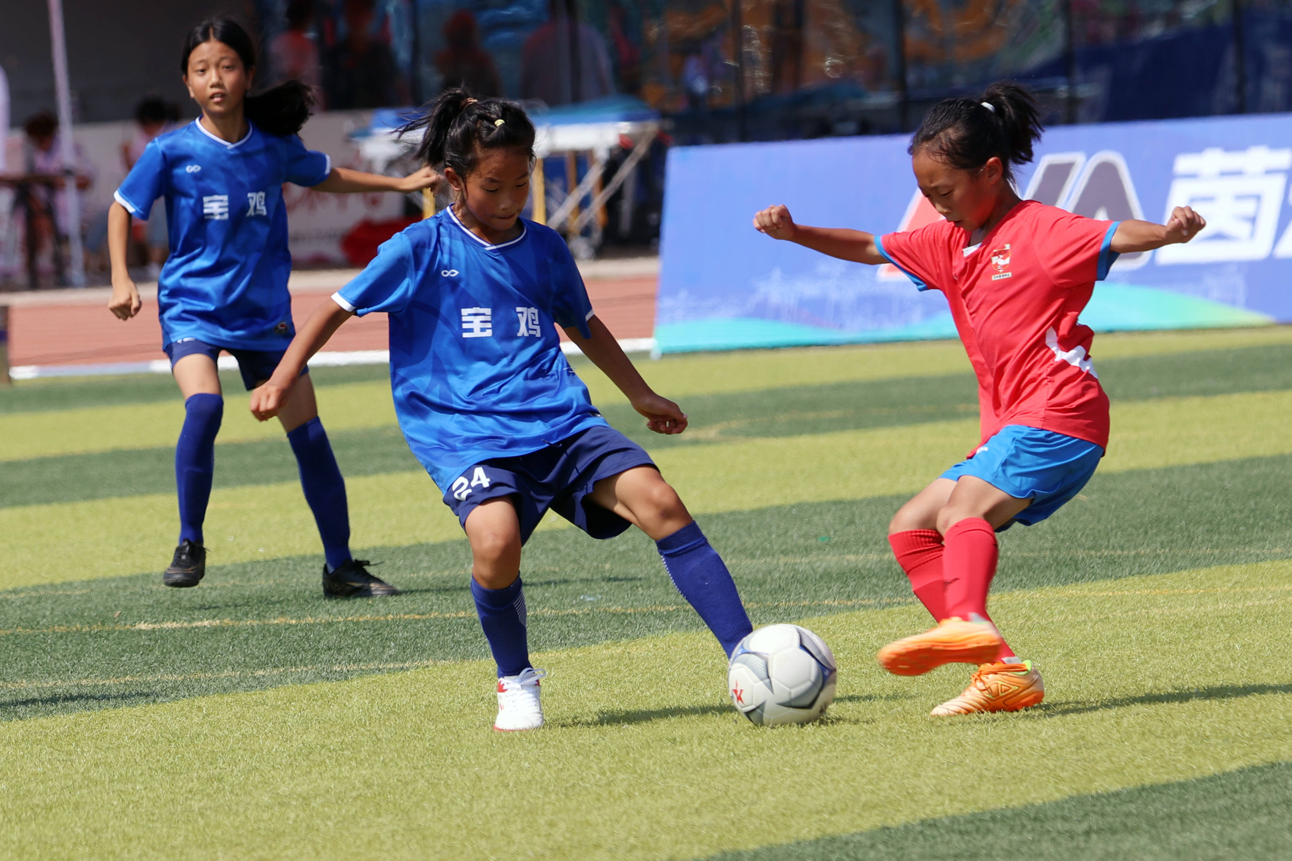 选手们在足球比赛中展现出色技术 选手们在足球比赛中展现出色技术