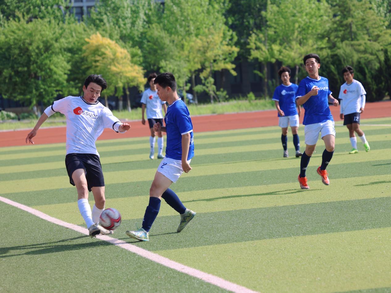 国内足球职业联赛中强队对抗，场面激烈