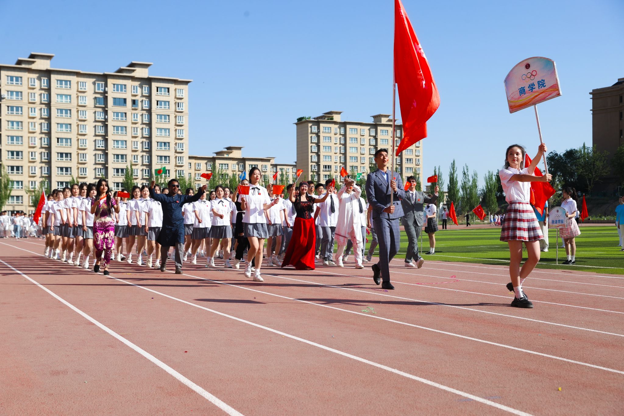 包含校园运动会呈现多元文化交流的词条