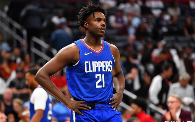 人队新秀表现亮眼,助力球队取胜 人队新秀表现亮眼,助力球队取胜