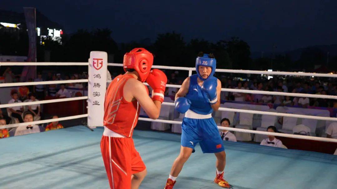 坚强不屈!拳击选手斗志昂扬搏击 坚强不屈!拳击选手斗志昂扬搏击