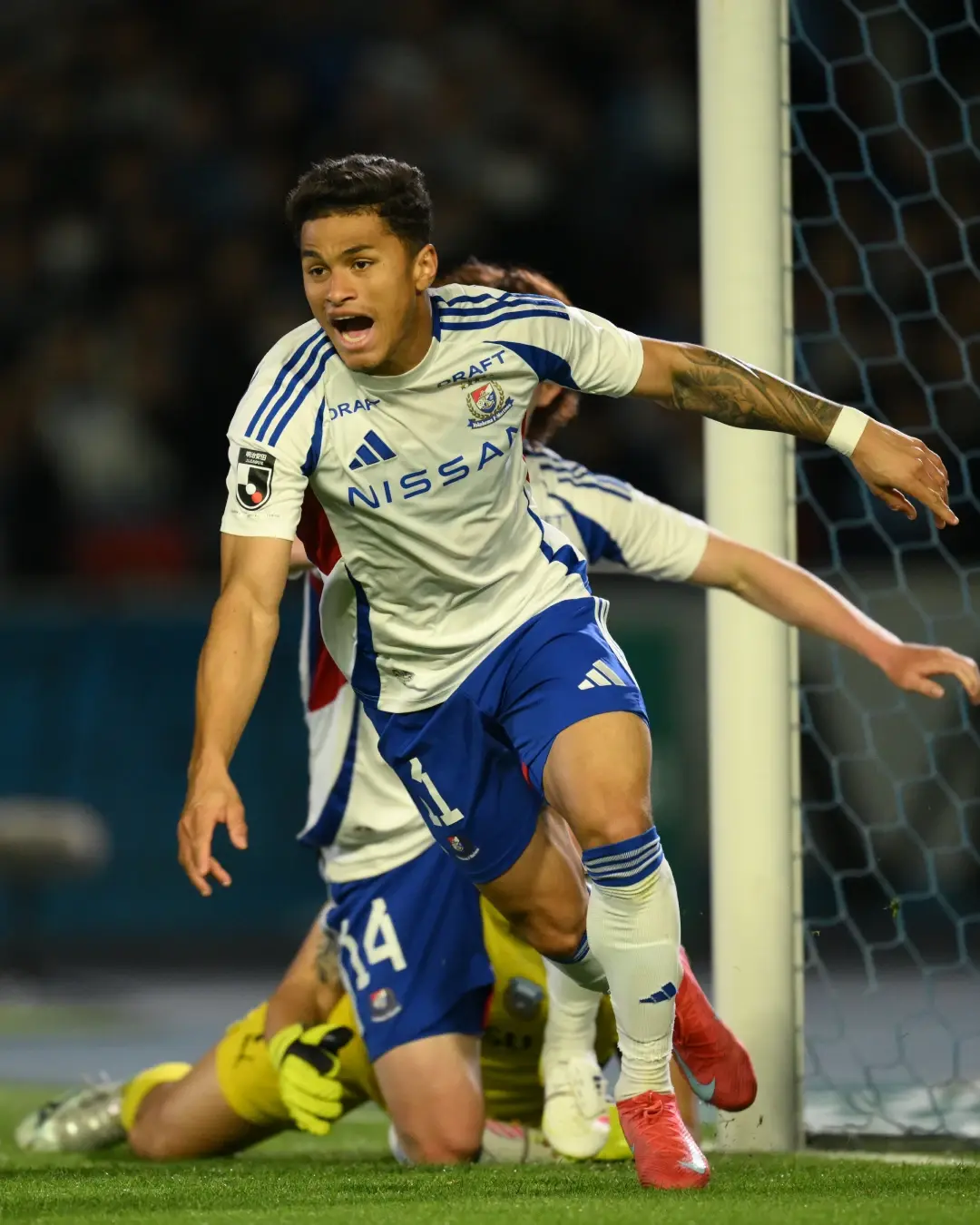 横滨水手队员对决巴萨大将，火药味十足