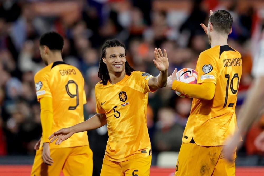 荷兰逆转巴萨，迪马利亚带队取胜